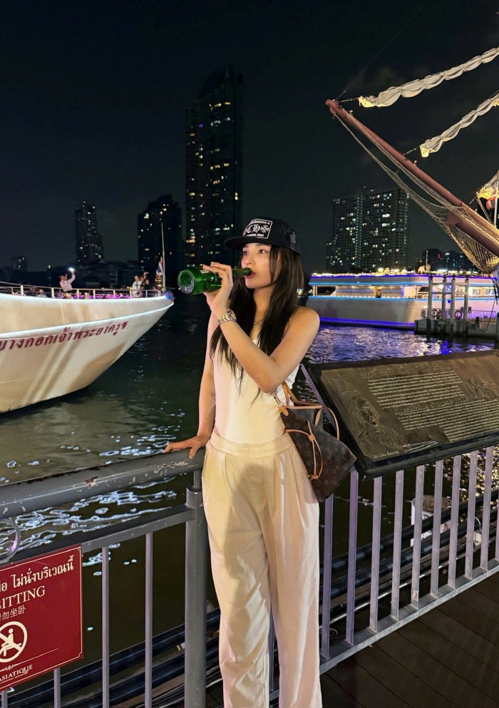 Các item như bodysuit, váy ôm sát hay set đồ thể thao được cô tận dụng triệt để khoe hình thể “không chút mỡ thừa”. Bảng màu mà Kỳ Duyên lựa chọn chủ yếu xoay quanh các tông tối như đen, nâu, xám - những gam màu tạo cảm giác sắc sảo, mang hơi hướng sporty-chic. 