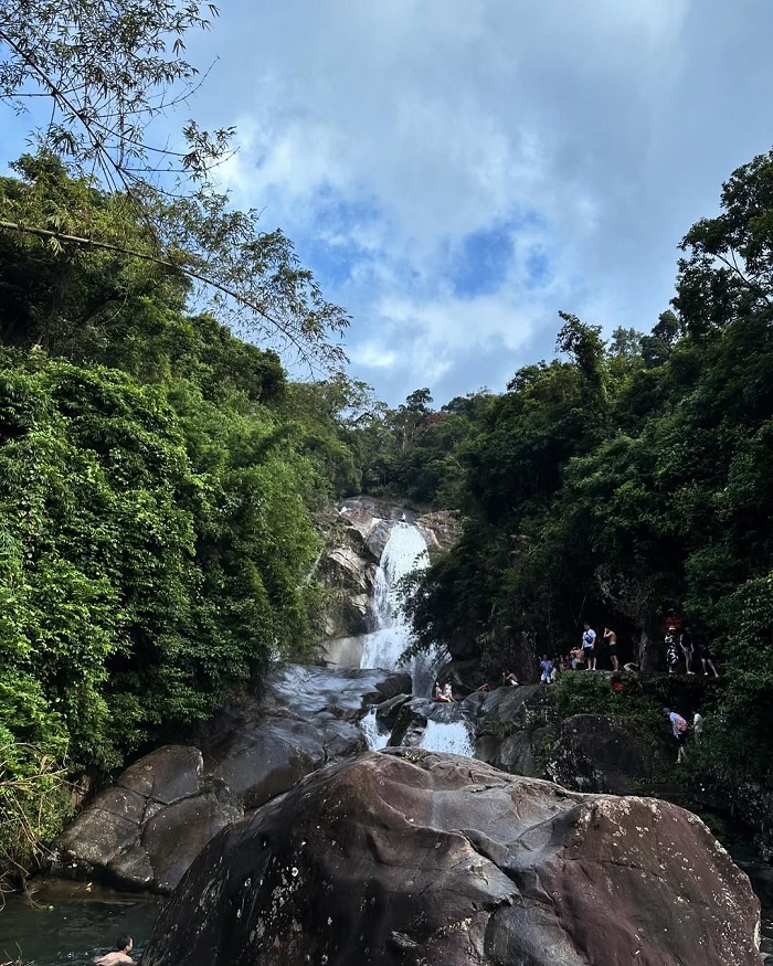 Thác Khe Vằn Quảng Ninh mang vẻ đẹp hoang sơ, thơ mộng