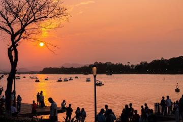 Lặng đi vài giây trước bộ ảnh hoàng hôn xứ Huế phủ ánh vàng cả một góc trời