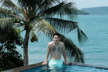 Cầu thủ Đình Bắc khoe body 6 múi cực nét trong chuyến du lịch tại Phú Quốc