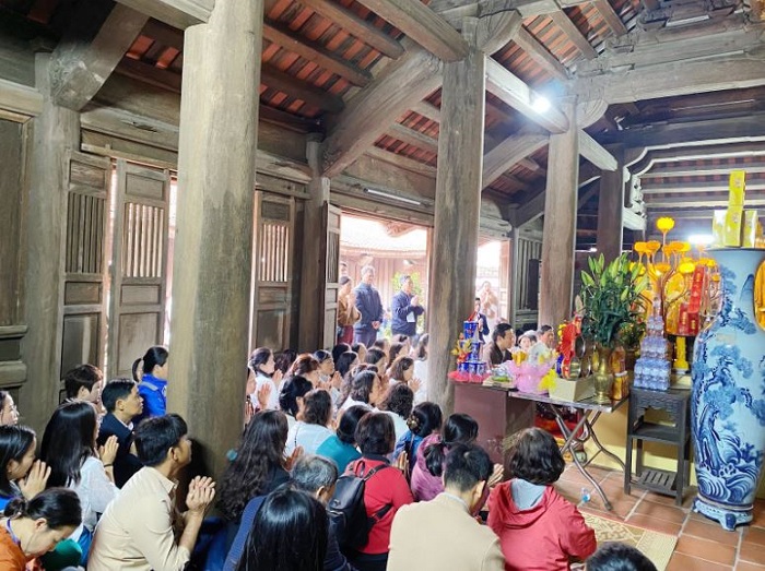 Du khách gửi gắm ước nguyện bình an