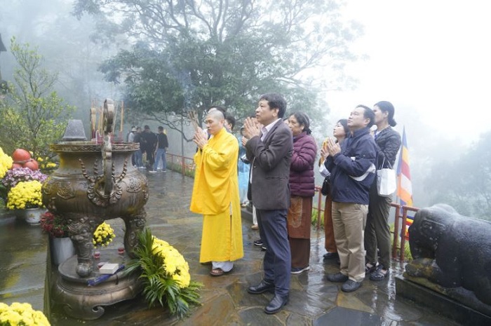 Nhiều du khách về Ngọa Vân chiêm bái