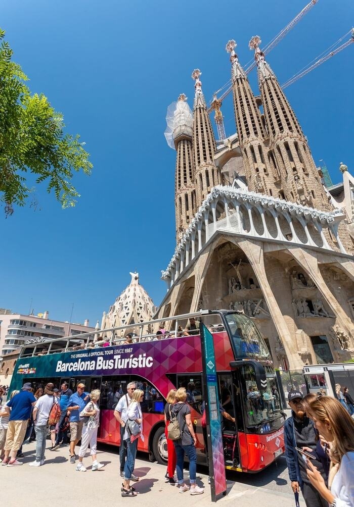 Phương tiện di chuyển đến vương cung thánh đường Sagrada Família Tây Ban Nha là xe bus
