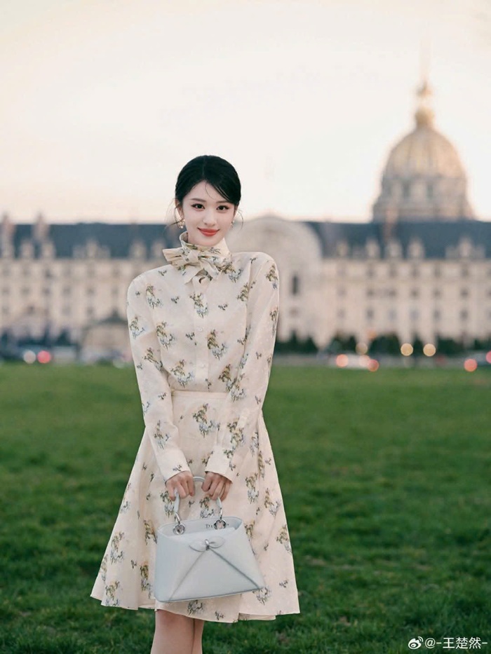 Visual dịu dàng của Vương Sở Nhiên giữa khung cảnh mang đậm chất Paris. Ảnh: Weibo nhân vật