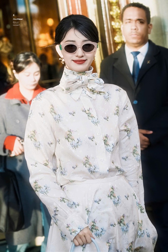 Vương Sở Nhiên lựa chọn trang phục họa tiết hoa nhẹ nhàng, hoàn thiện hình ảnh nữ tính, thanh lịch tại sự kiện. Ảnh: HearHear