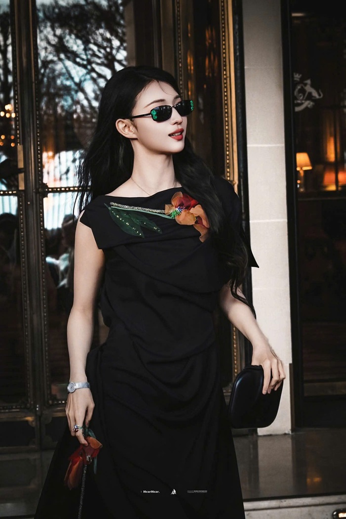 Nữ diễn viên xuất hiện tại Paris với đầm đen, kết hợp túi xách tối giản và kính râm thời thượng. Ảnh: ANCHOR
