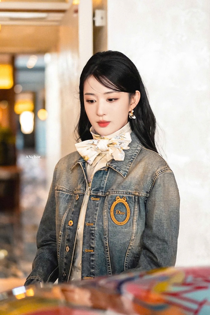 Vương Sở Nhiên toát lên vẻ thanh lịch giữa không gian sự kiện, chuẩn hình ảnh “nàng thơ Dior” thế hệ mới. Ảnh: ANCHOR