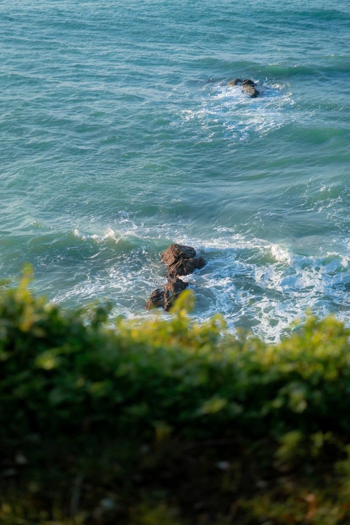 Ngoài khơi, sóng xanh liên tục vỗ vào ghềnh đá, bọt trắng cuộn quanh những mỏm đá nhô ra giữa làn nước. Ảnh: Tuấn Thành