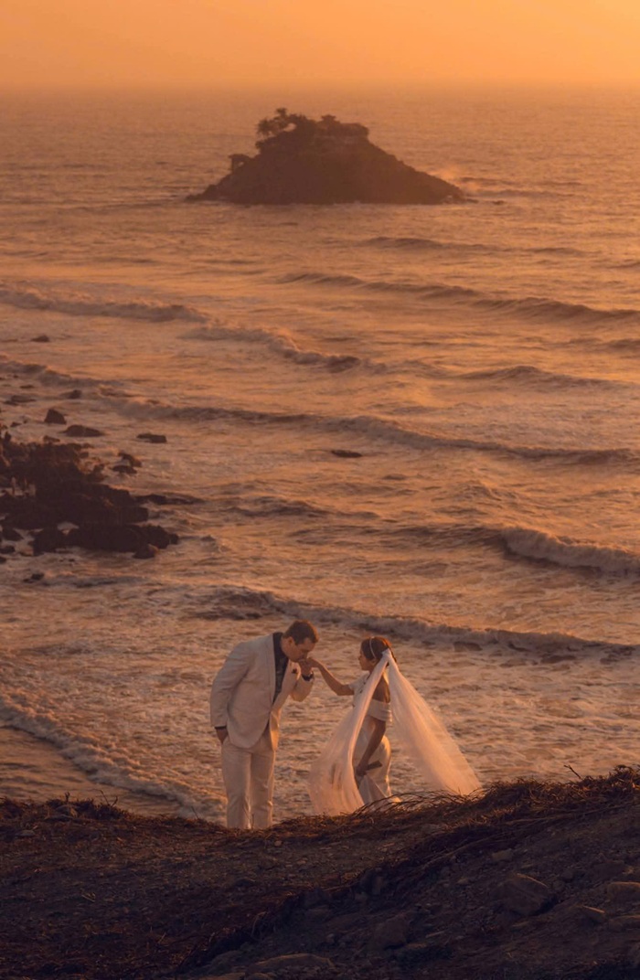 Cặp đôi chụp ảnh cưới dưới ánh hoàng hôn trên biển Vũng Tàu. Ảnh: Tuấn Thành