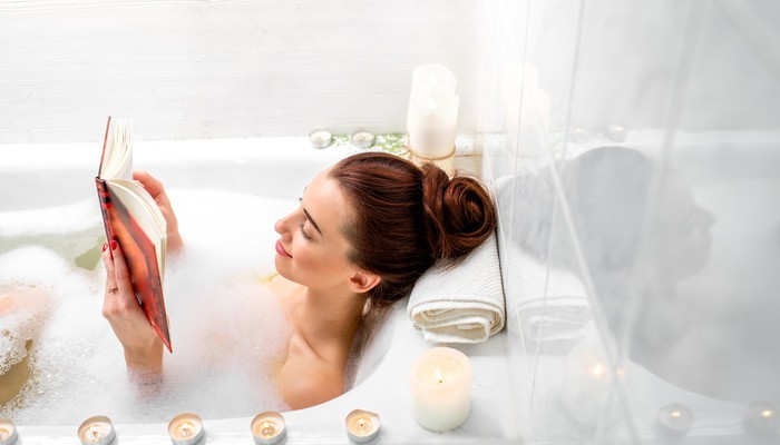 Du lịch chăm sóc sức khỏe có thể là những buổi trị liệu tại spa, tắm bồn thư giãn. 