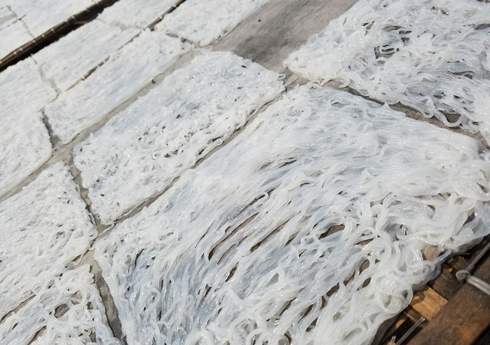 Sở dĩ món đặc sản này có tên gọi có phần lạ lẫm và còn hơi “khó đọc” này là bắt nguồn từ cách làm bún