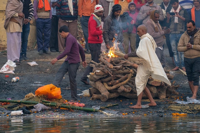 Hỏa táng trên sông Hằng được xem là một đặc ân đối với người Ấn.
