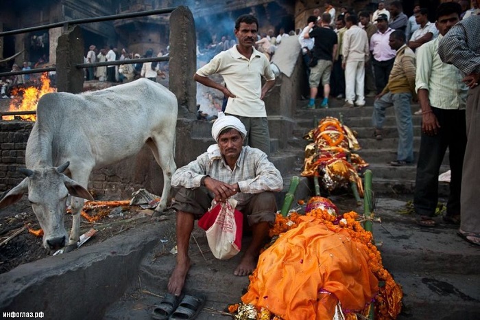 Người dân tin rằng được chết ở Varanasi, được hỏa táng và rải tro cốt trên sông Hằng là một ân huệ lớn nhất đời.