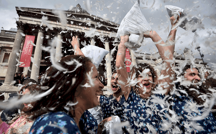 ngày hội đập gối là một trong những lễ hội mùa hè độc đáo trên thế giới