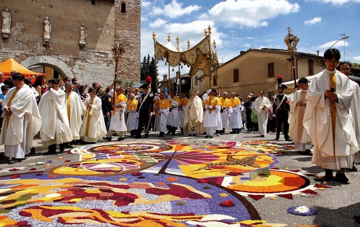 nhắc đến những lễ hội mùa hè độc đáo trên thế giới không thể bỏ qua lễ hội hoa ở Ý