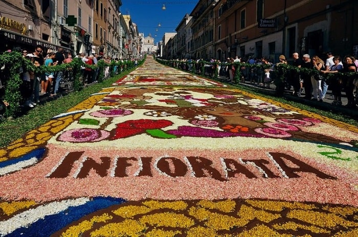 nhắc đến những lễ hội mùa hè độc đáo trên thế giới không thể bỏ qua lễ hội hoa ở Ý