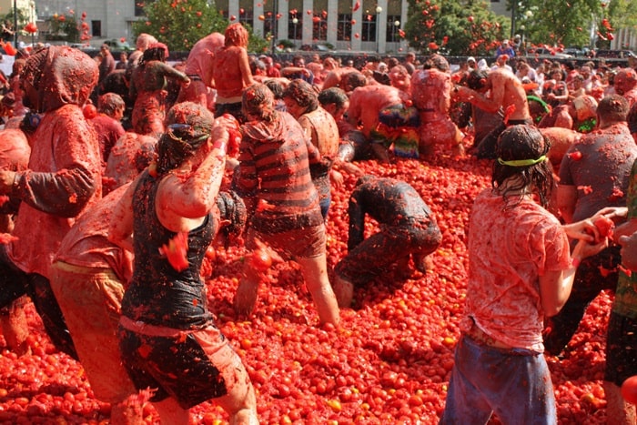 lễ hội ném cà chua ở tây ban nha cũng được coi là một trong những lễ hội mùa hè độc đáo trên thế giới