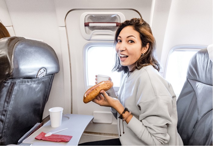 thực phẩm cần tránh ăn trên máy bay