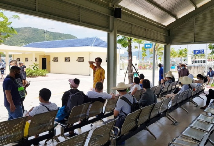 Du khách tại Bến tàu Du lịch Nha Trang chuẩn bị đi ca nô tham quan Vịnh Nha Trang, hôm 18/4