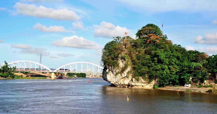 Cầu Non Nước bắc qua sông Đáy nằm ngay gần núi Non Nước Ninh Bình Cầu Non Nước bắc qua sông Đáy nằm ngay gần núi Non Nước Ninh Bình