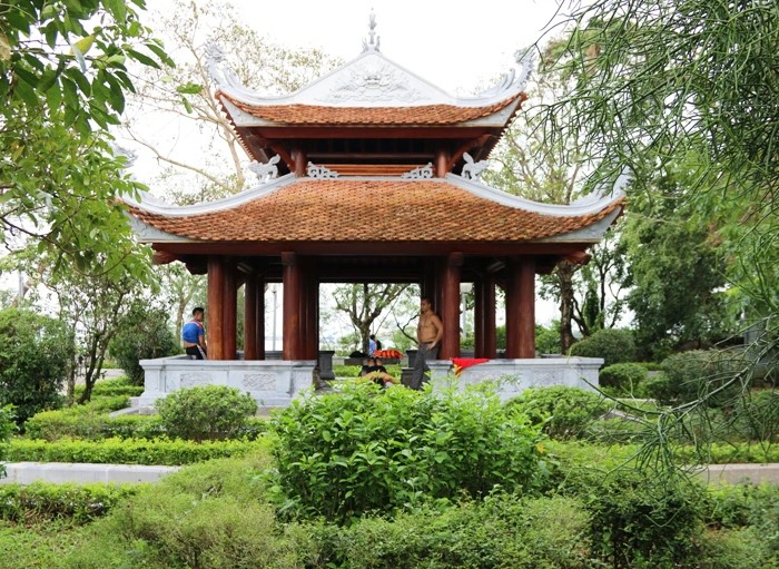 Lầu đón gió hay còn gọi là Nghinh phong các đã được xây dựng từ thế kỷ XIV nằm trên đỉnh núi Non Nước Ninh Bình Lầu đón gió hay còn gọi là Nghinh phong các đã được xây dựng từ thế kỷ XIV nằm trên đỉnh núi Non Nước Ninh Bình