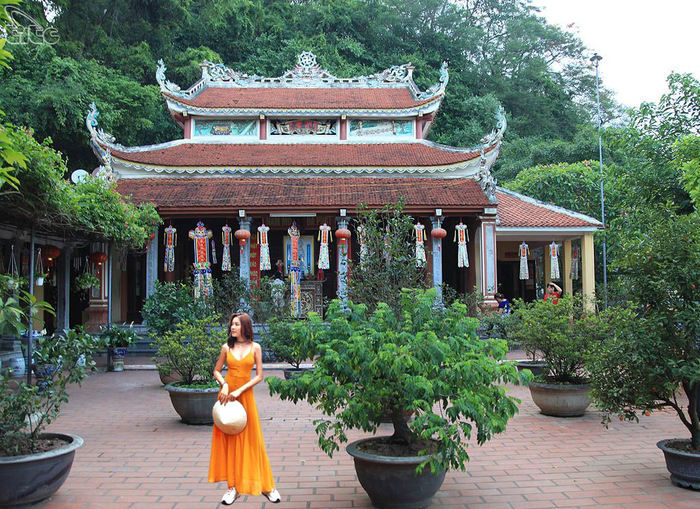 Mỗi năm đều có hàng triệu khách du lịch trong và ngoài nước đến tham quan vãn cảnh chùa Mỗi năm đều có hàng triệu khách du lịch trong và ngoài nước đến tham quan vãn cảnh chùa và núi Non Nước Ninh Bình