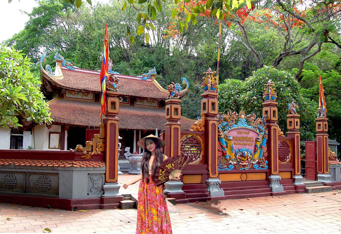 Đền thờ Trương Hán Siêu được xây dựng ngay dưới chân núi Non Nước Ninh Bình Đền thờ Trương Hán Siêu được xây dựng ngay dưới chân núi Non Nước Ninh Bình