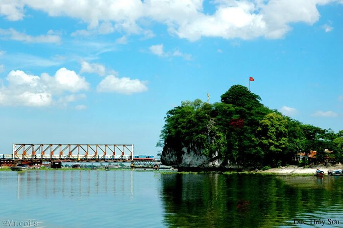 Đứng trên đỉnh núi Non Nước Ninh Bình, phóng mắt nhìn xa xa, bao quát 2 cây cầu được nối qua sông Đáy, chiêm ngưỡng khung cảnh của thành phố Ninh Bình, tạo cho ta một cảm giác thật thi vị, khó quên. Đứng trên đỉnh núi Non Nước Ninh Bình, phóng mắt nhìn xa xa, bao quát 2 cây cầu được nối qua sông Đáy, chiêm ngưỡng khung cảnh của thành phố Ninh Bình, tạo cho ta một cảm giác thật thi vị, khó quên.