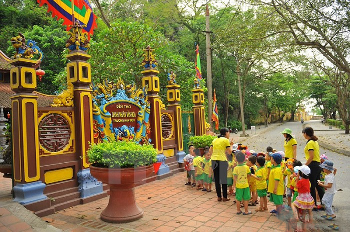 Đền Trương Hán Siêu tựa chân núi Non Nước Ninh Bình tạo nên một khung cảnh yên bình Đền Trương Hán Siêu tựa chân núi Non Nước Ninh Bình tạo nên một khung cảnh yên bình