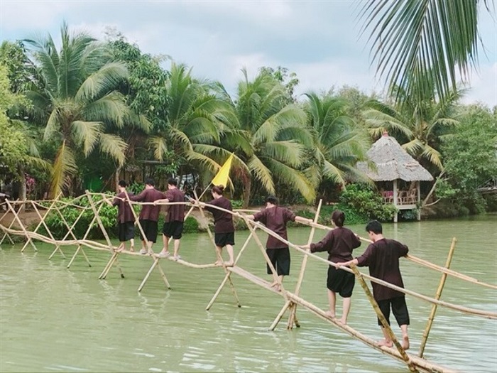 đi cầu treo tại khu du lịch Phú An Khang Bến Tre