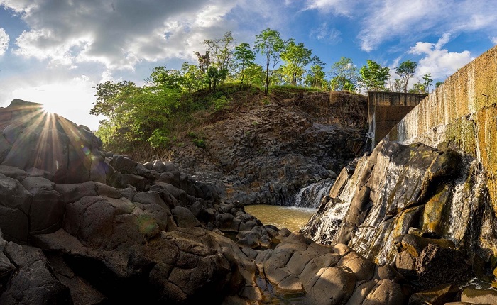 Bãi đá cổ làng Đôn Hyang