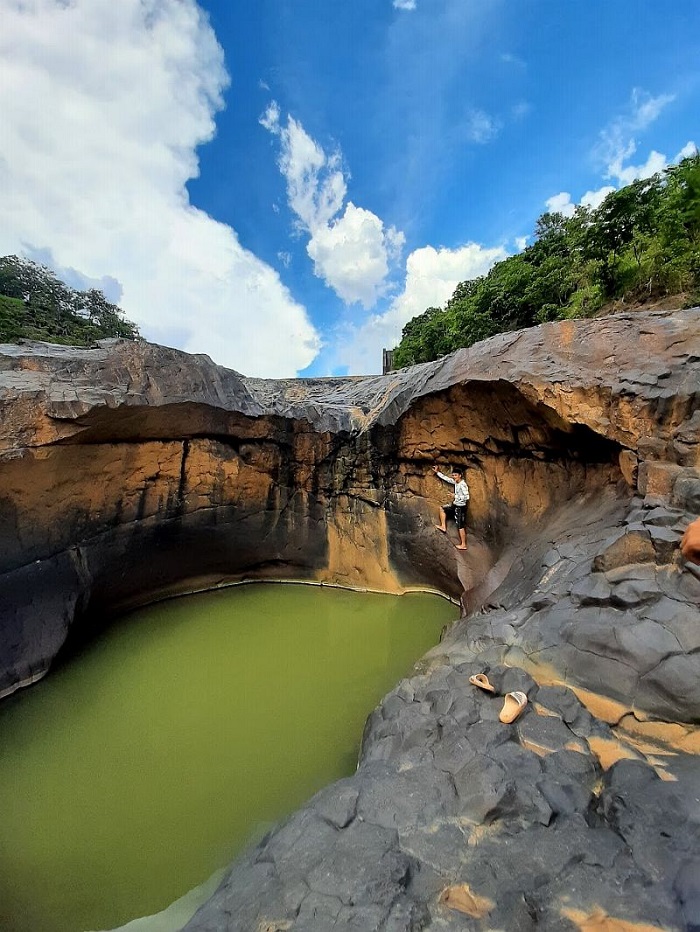Bãi đá cổ làng Đôn Hyang
