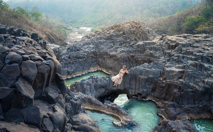 Bãi đá cổ làng Đôn Hyang