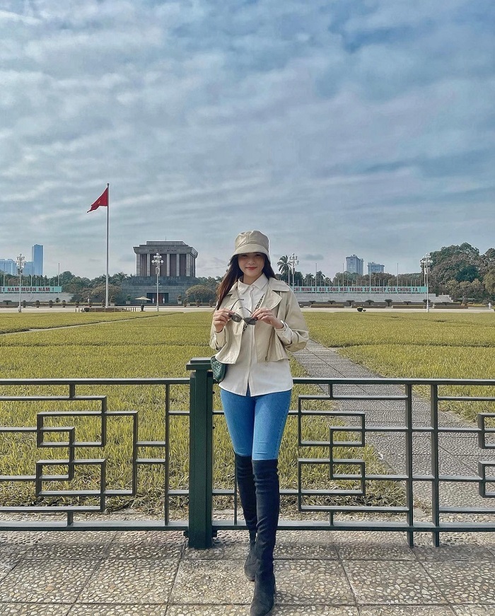điều nên làm khi đến Hà Nội là ghé thăm lăng bác