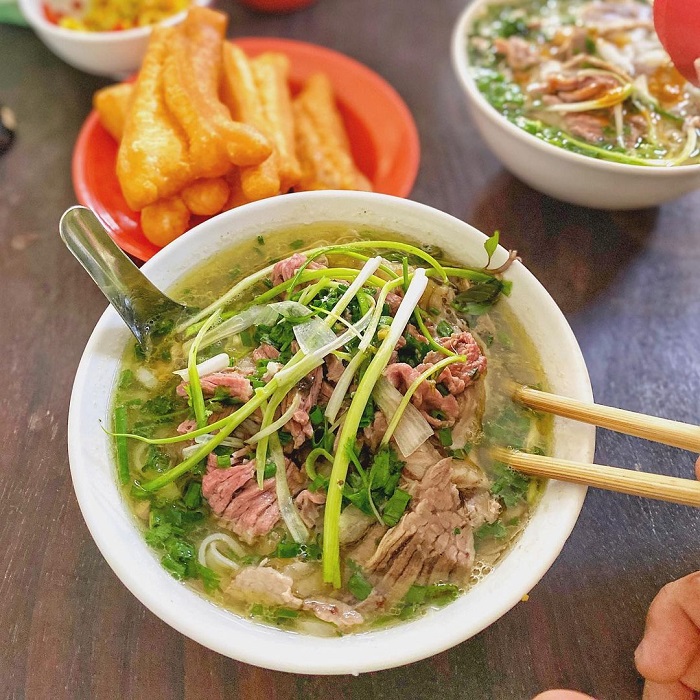 điều nên làm khi đến Hà Nội là ăn sáng với phở bát đàn