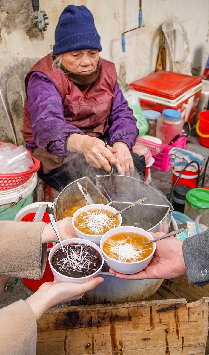 điều nên làm khi đến Hà Nội là thử quán chè nóng Cụ Bà ở Nguyễn Khắc Cần