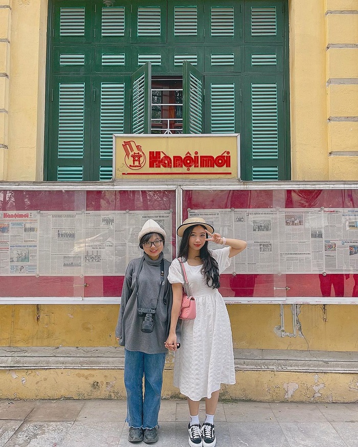điều nên làm khi đến Hà Nội là chụp ảnh tại bảng tin báo hà nội mới