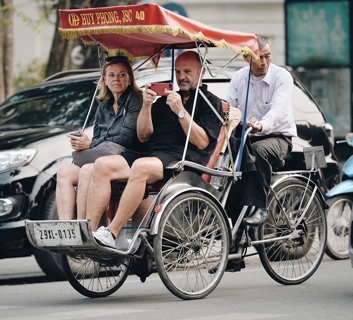điều nên làm khi đến Hà Nội là thử đi xích lô 