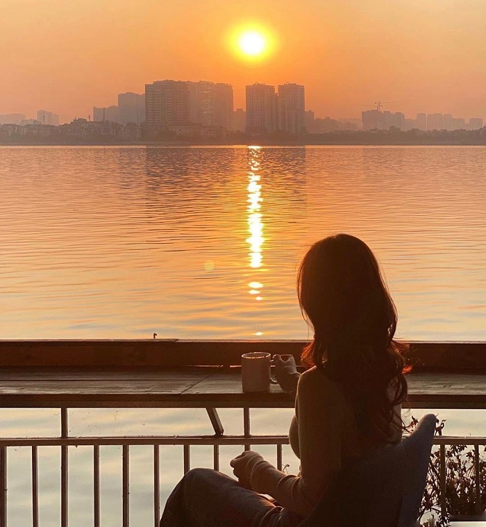 điều nên làm khi đến Hà Nội là ngắm hoàng hôn ở hồ tây