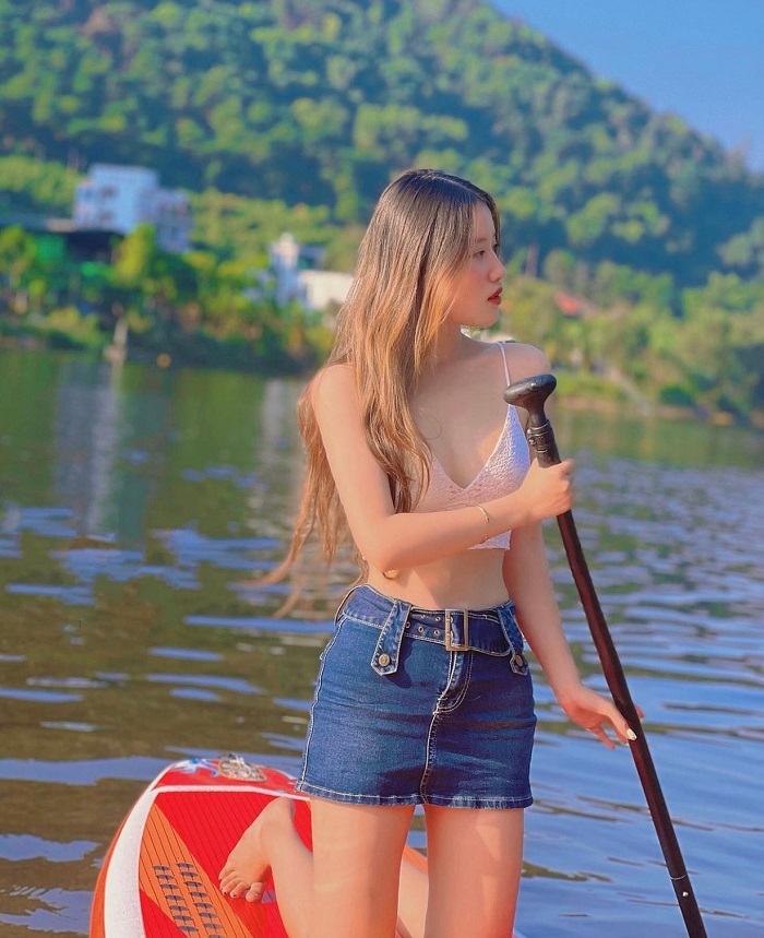 chèo thuyền khi du lịch hồ Đồng Đò