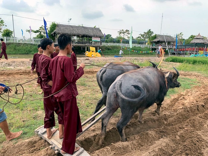 chơi trò chơi tại  khu du lịch Phương Nam Đồng Tháp