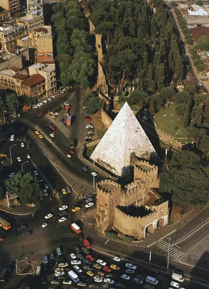 kim tự tháp Cestius ở Rome