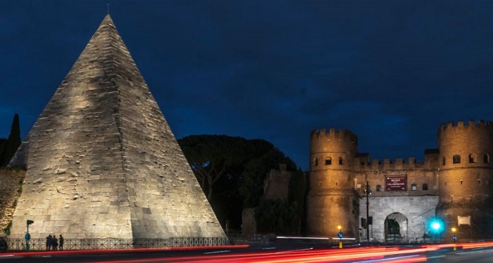 chiêm ngưỡng kim tự tháp Cestius ở Rome từ tường thành phía Tây Bắc