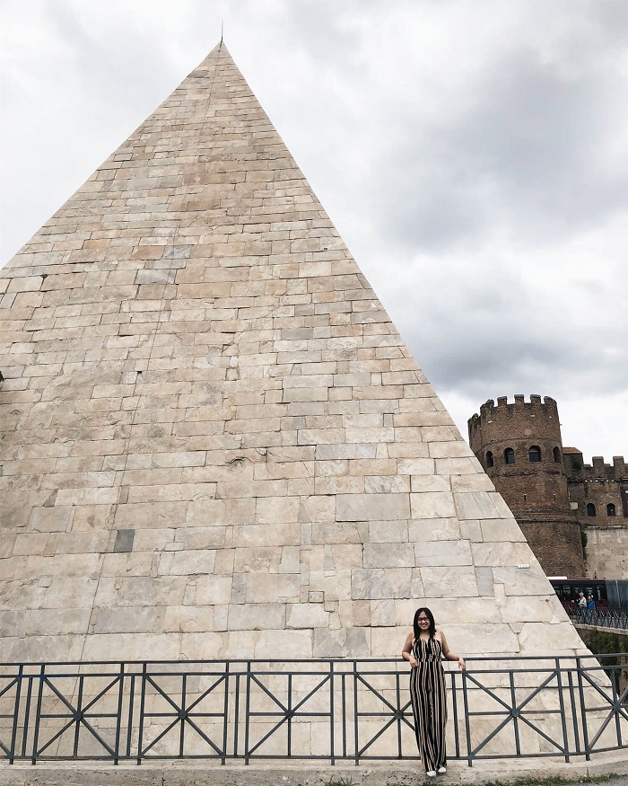 du khách check in kim tự tháp Cestius ở Rome