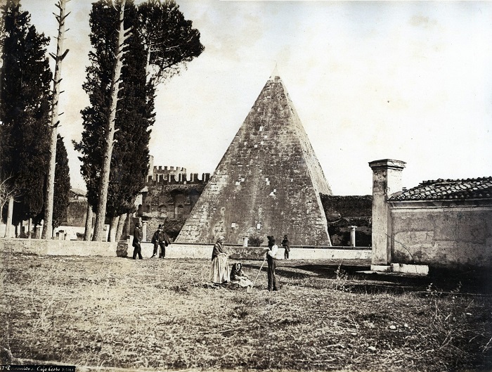 kim tự tháp Cestius ở Rome