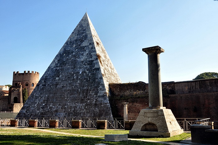 kim tự tháp Cestius ở Rome