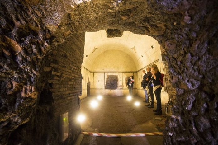 hầm mộ bên trong kim tự tháp Cestius ở Rome