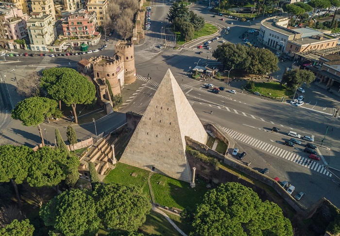 kim tự tháp Cestius ở Rome