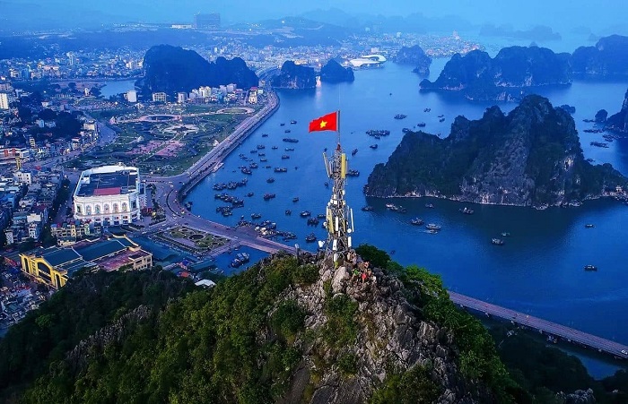 Cờ Tổ quốc trên đỉnh Núi bài thơ quảng ninh 