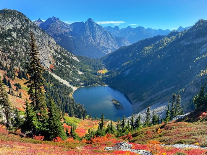 Là một trong những công viên đẹp nhất Washington, Công viên quốc gia North Cascades sở hữu các đỉnh núi, sông băng và hồ nổi bật